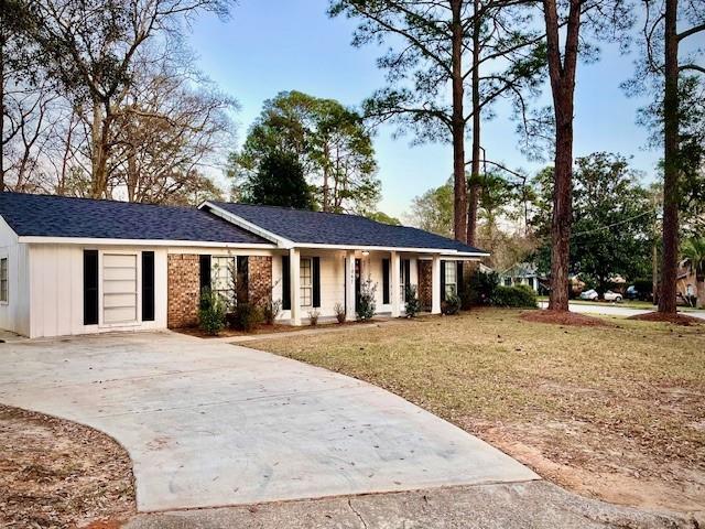 1867 Wildwood Pl, Mobile, AL 36609 - single story home featuring driveway, a front yard, and a porch