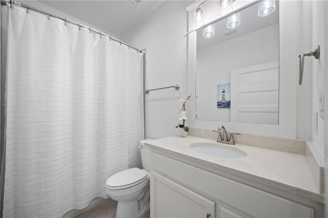 bathroom featuring a shower with curtain, vanity, and toilet