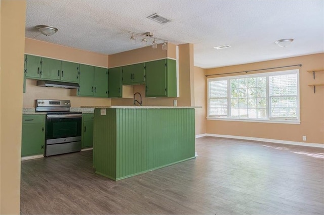 kitchen featuring sink, stainless steel range with electric cooktop, dark hardwood / wood-style flooring, green cabinetry, and a textured ceiling