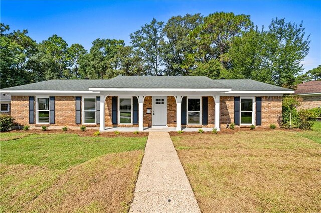 single story home featuring a front lawn