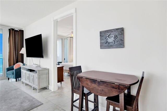 dining space with ceiling fan