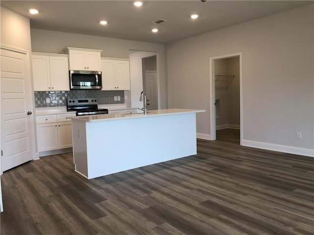 7323 Hawkins Mnr N, Mobile, AL 36695 - kitchen with appliances with stainless steel finishes, a sink, baseboards, a center island with sink, and backsplash