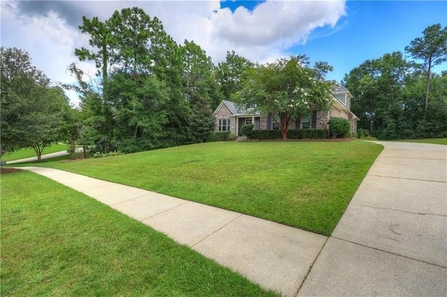 view of front facade featuring driveway and a front lawn