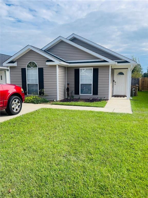 ranch-style home featuring a front lawn