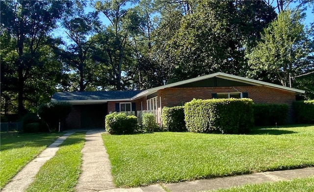 view of front of home featuring a front lawn