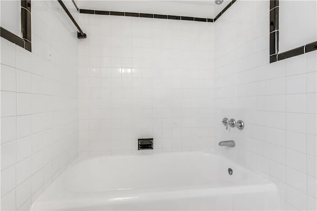 bathroom with tiled shower / bath combo