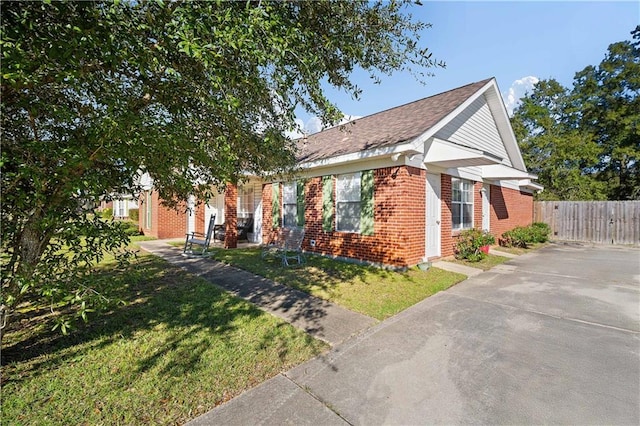 view of front of house featuring a front yard