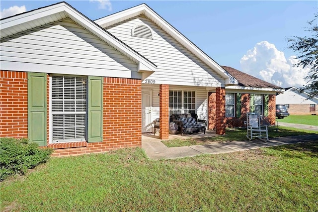 view of front of house featuring a front yard