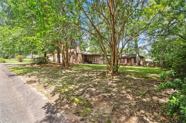 view of front of property featuring a front lawn