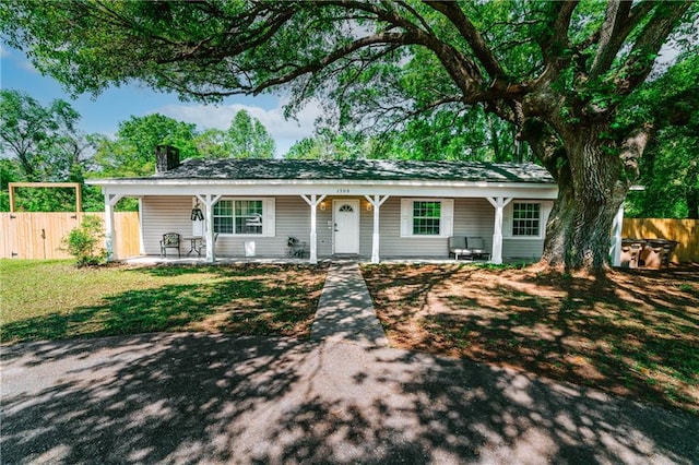 ranch-style home with a porch