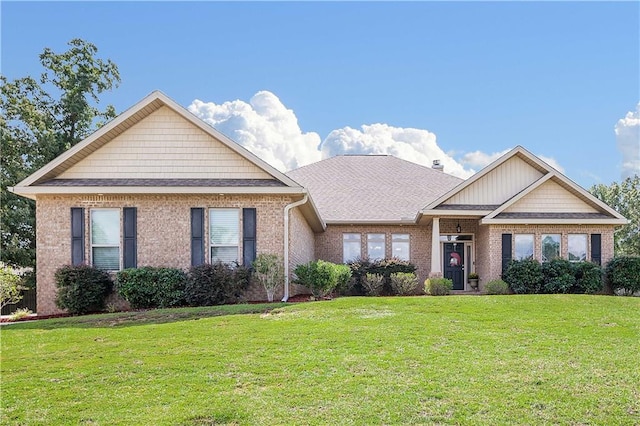 view of front of property featuring a front yard