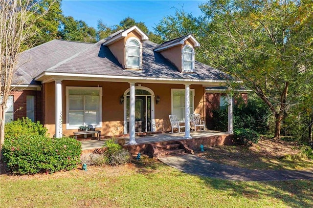 view of front facade featuring a porch and a front lawn