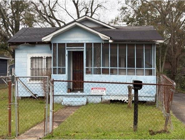 view of front of property with a front lawn