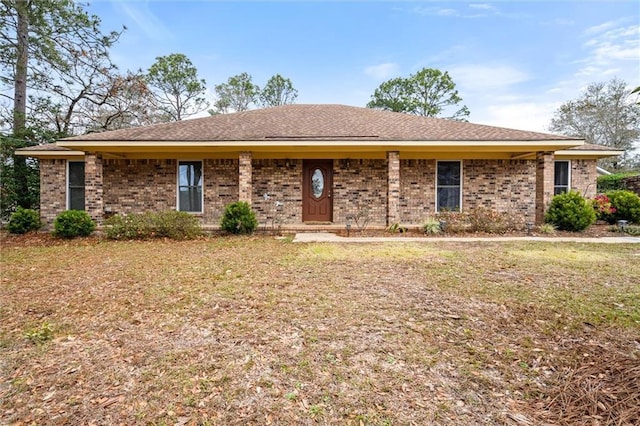 single story home with a front lawn