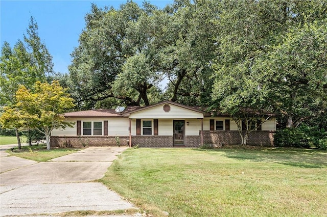 single story home with a front lawn