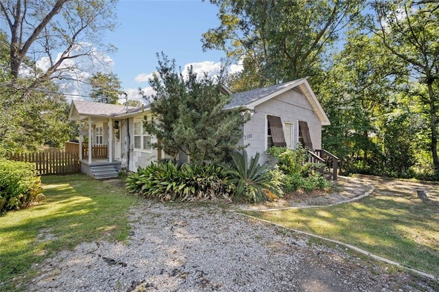 view of front of property featuring a front lawn