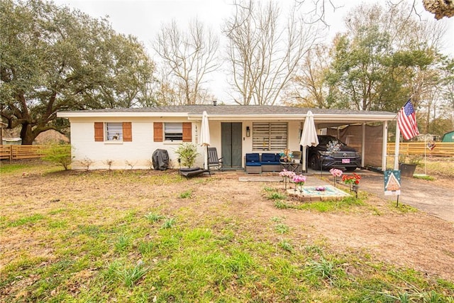 view of front facade featuring a front yard and a carport