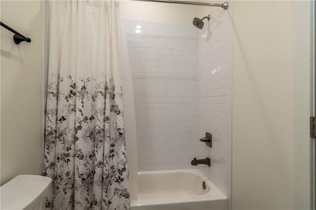 full bathroom featuring toilet and shower / tub combo
