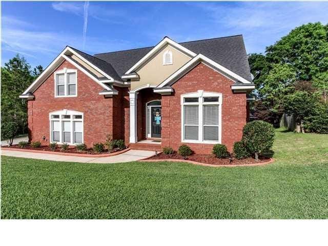 view of front of property featuring a front yard and brick siding