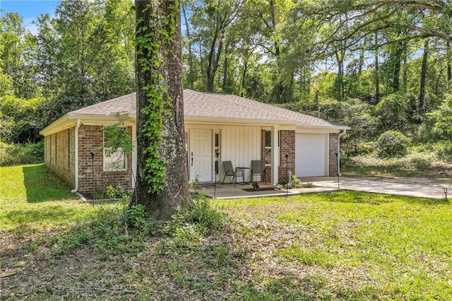 1933 Wildwood Pl, Mobile, AL 36609 - ranch-style house with concrete driveway, brick siding, an attached garage, and a front yard