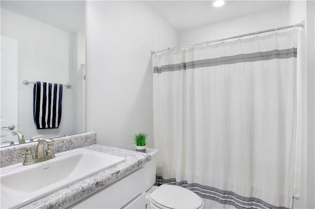 bathroom with toilet, a shower with curtain, and vanity