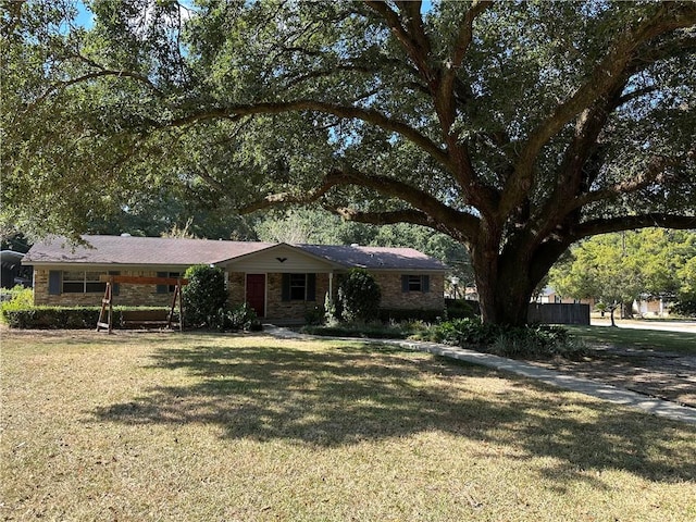 ranch-style house featuring a front lawn