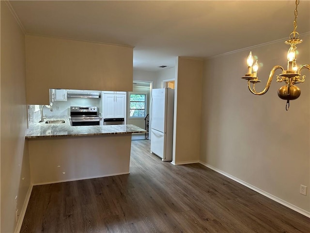 kitchen featuring sink, white refrigerator, kitchen peninsula, decorative light fixtures, and stainless steel range with electric cooktop