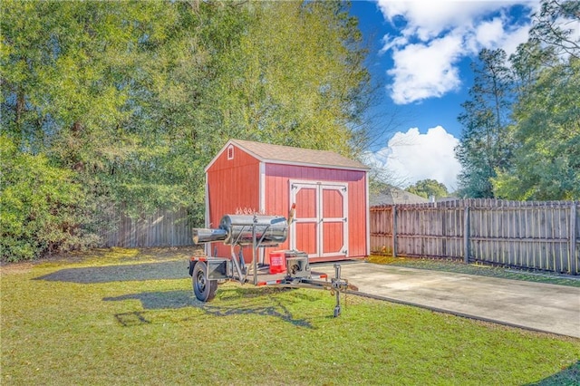 view of outdoor structure featuring a yard