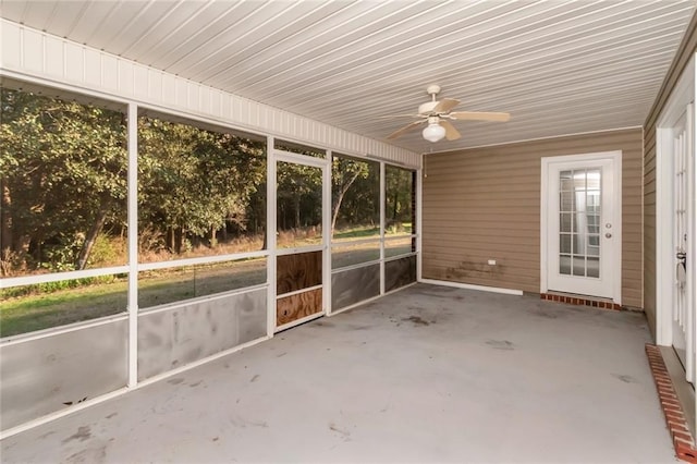 unfurnished sunroom with a healthy amount of sunlight and ceiling fan