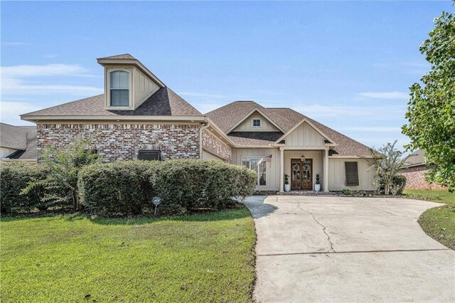 view of front of home featuring a front yard