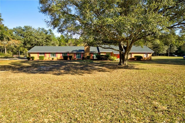 view of front of home featuring a front lawn