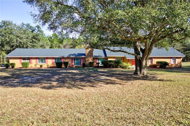 ranch-style home featuring a front lawn