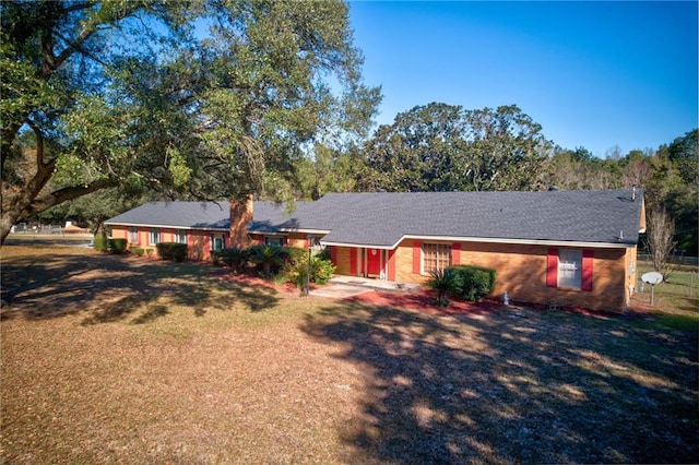 single story home with a front lawn