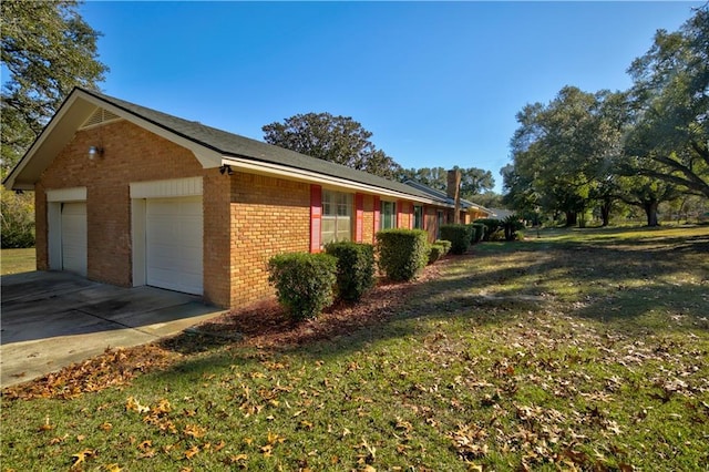 view of side of property featuring a lawn, a garage, and an outdoor structure