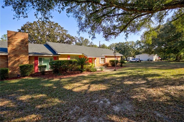 view of front of property with a front lawn