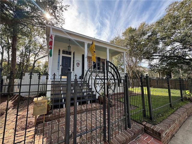 view of front facade featuring a porch and a front yard