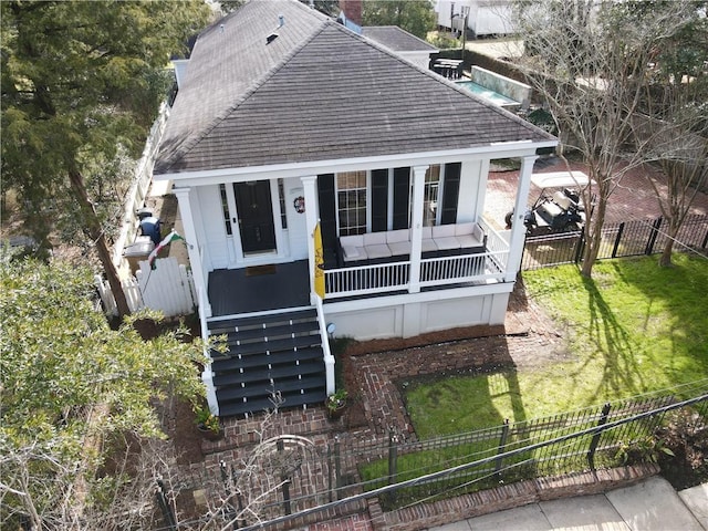 view of front of property featuring a front lawn