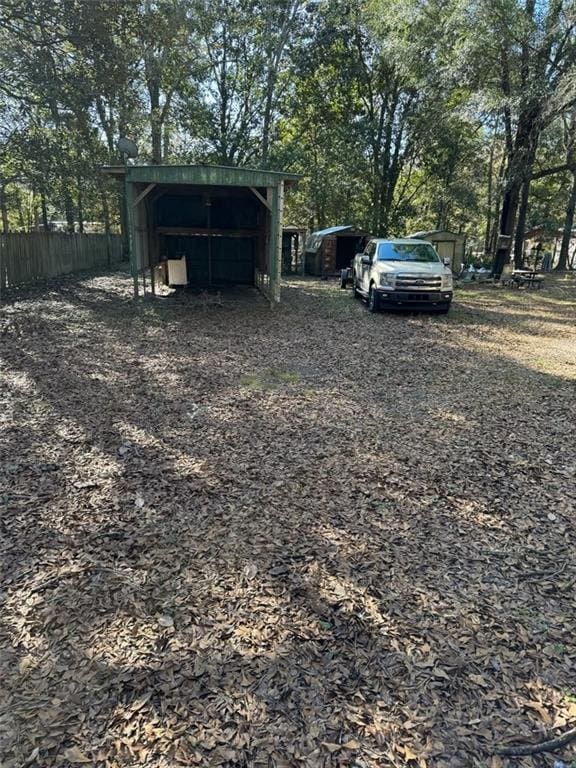 view of yard with an outbuilding