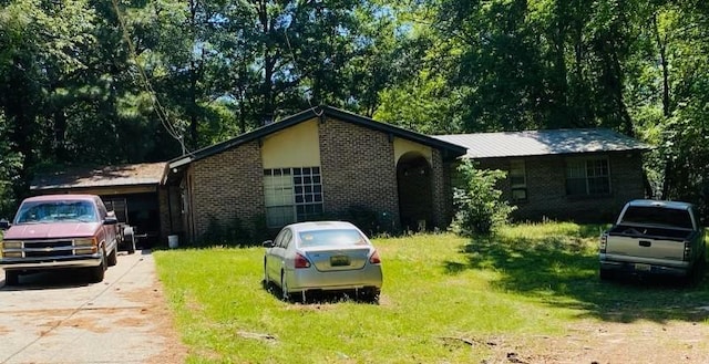 single story home featuring a front lawn