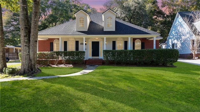 view of front of house featuring a yard