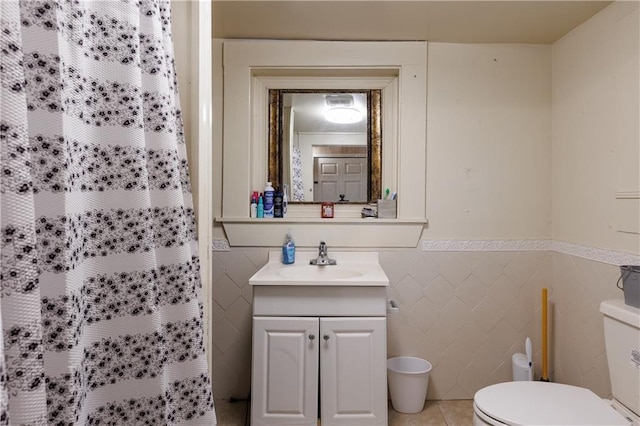 full bathroom featuring tile walls, toilet, vanity, and a shower with curtain