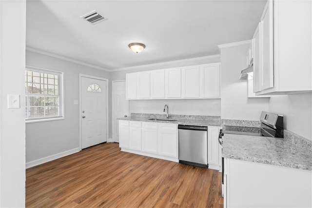 4010 Cresthaven Rd, Mobile, AL 36609 - kitchen with stainless steel appliances, a sink, ornamental molding, light wood finished floors, and white cabinets