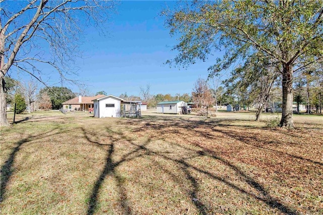 view of yard with an outbuilding