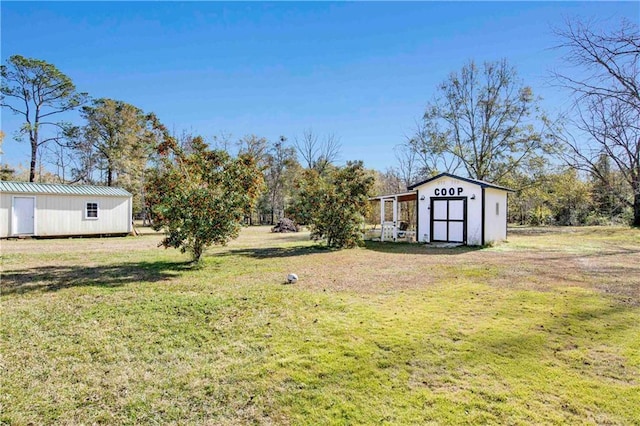 view of yard featuring a storage shed