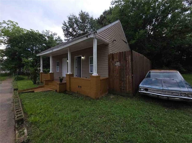 1105 Adams St, Mobile, AL 36603 - bungalow-style house with a porch and a front lawn