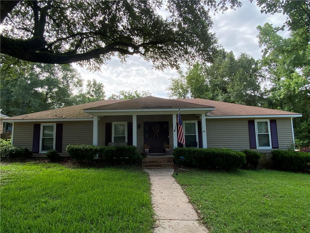 3009 Southridge Rd E, Mobile, AL 36693 - single story home with a front lawn and a porch