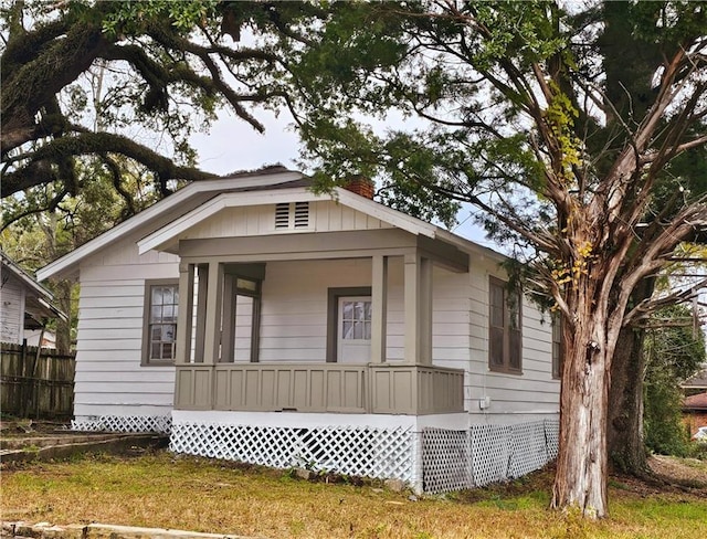 view of front facade featuring covered porch and a front lawn