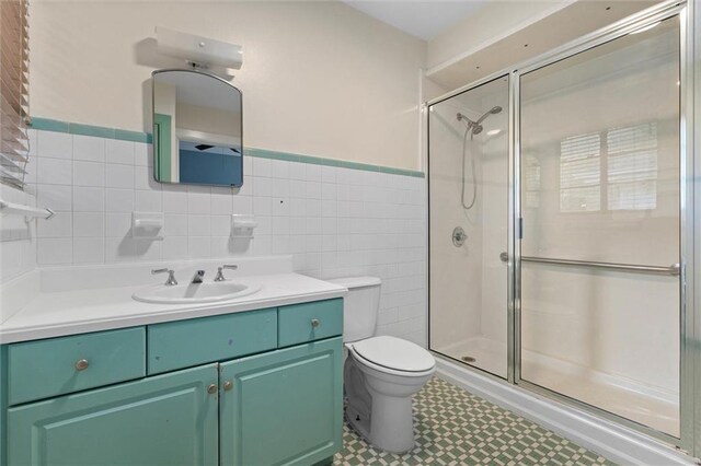 2007 Levert Dr N, Mobile, AL 36607 - full bath with a stall shower, toilet, vanity, tile patterned floors, and tile walls