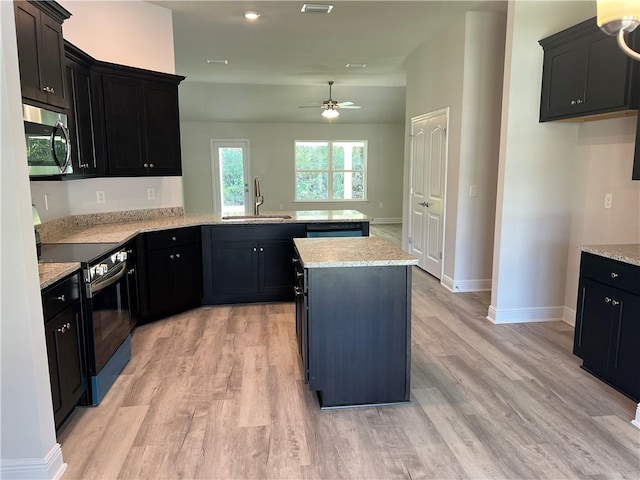 kitchen featuring sink, ceiling fan, kitchen peninsula, stainless steel appliances, and light hardwood / wood-style flooring