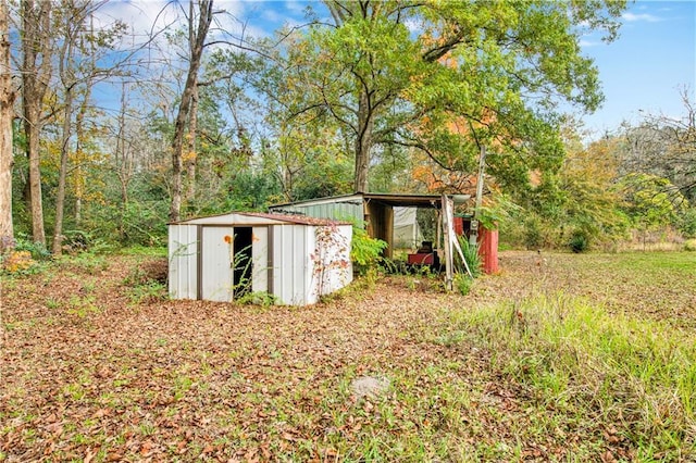 view of yard featuring a storage shed